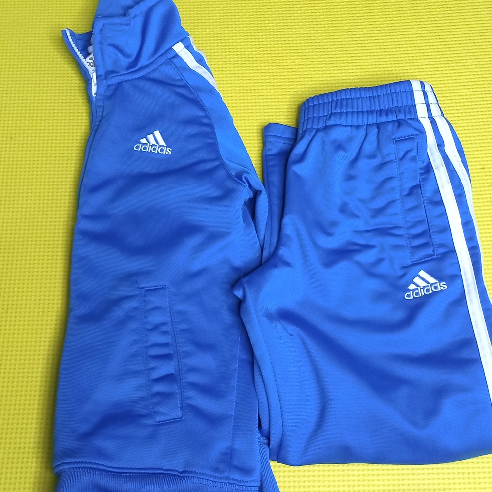 🤩5T Adidas tracksuit🤩